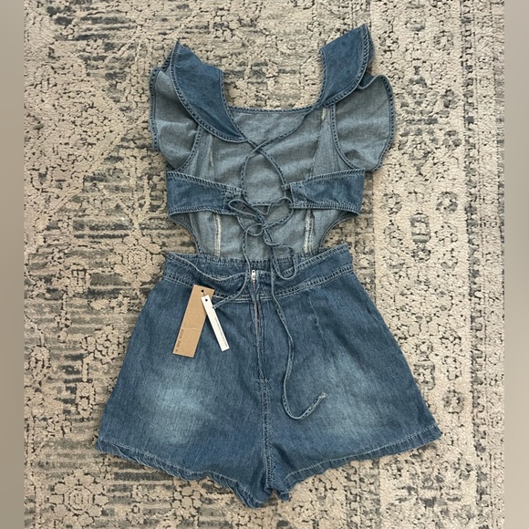 Do+Be denim chambray backless romper with ruffle and tie back size small NWT - Picture 6 of 7